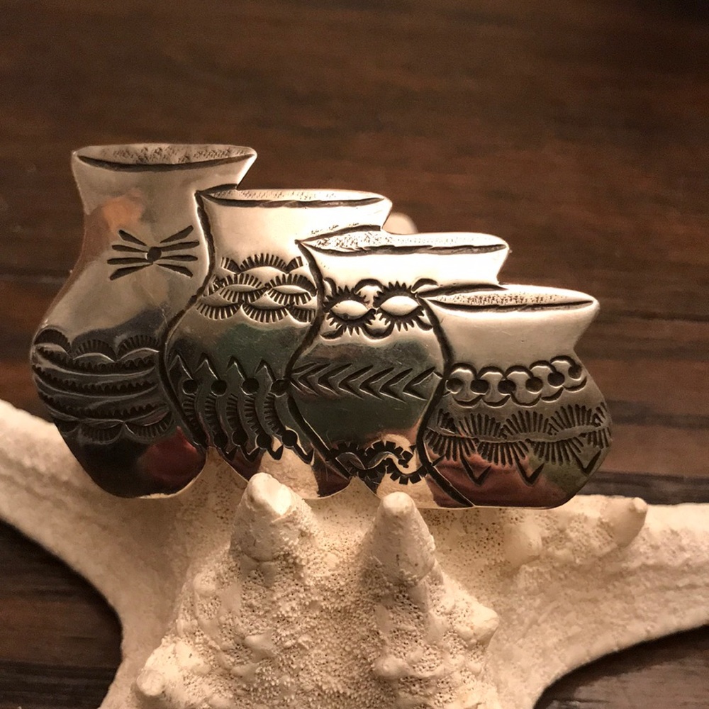 Sterling marked-brooch of 4 Native American pots - Picture 1 of 2